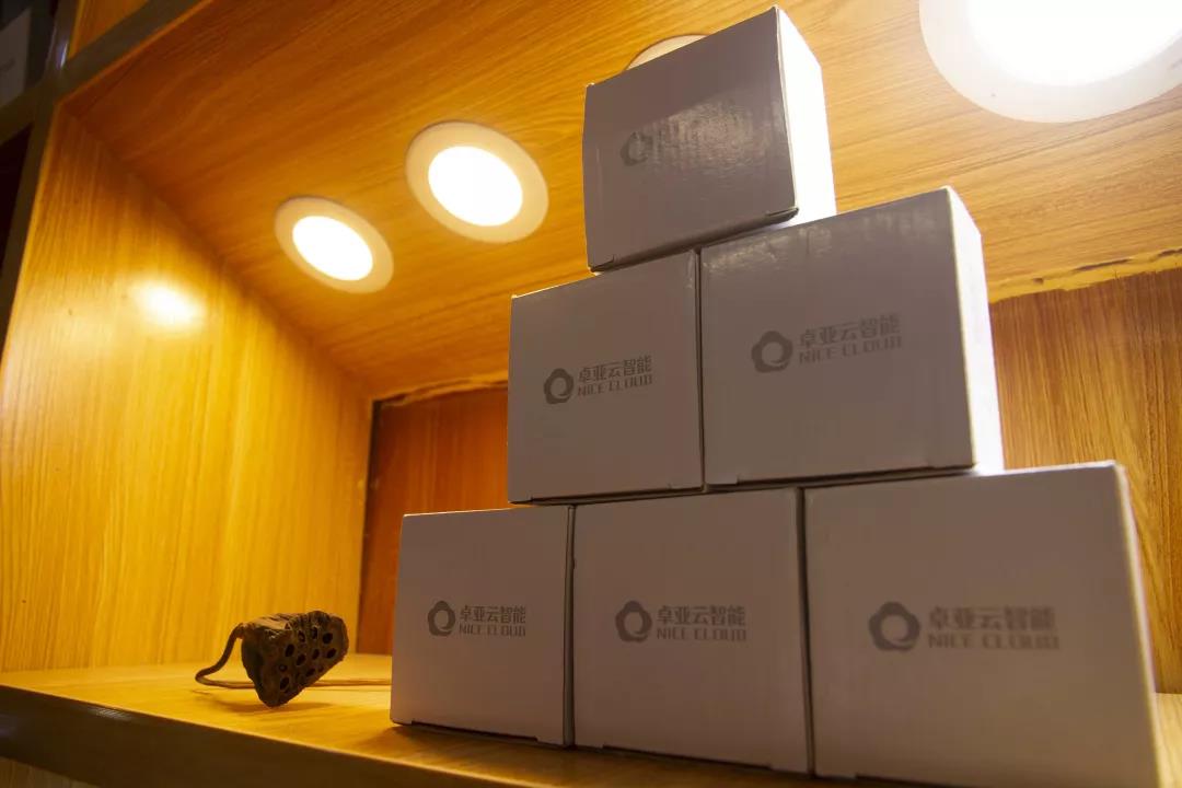 91.n雲智能家居體驗館入駐鄭州紅街建（jiàn）材城，在（zài）場（chǎng）體驗客戶摩肩接踵！